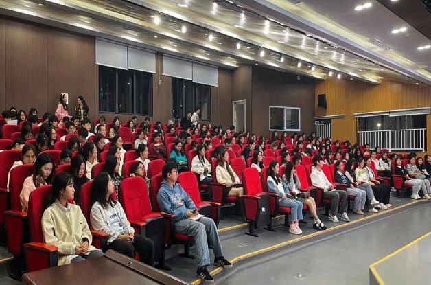 帮助同学们树立职业生涯规划意识